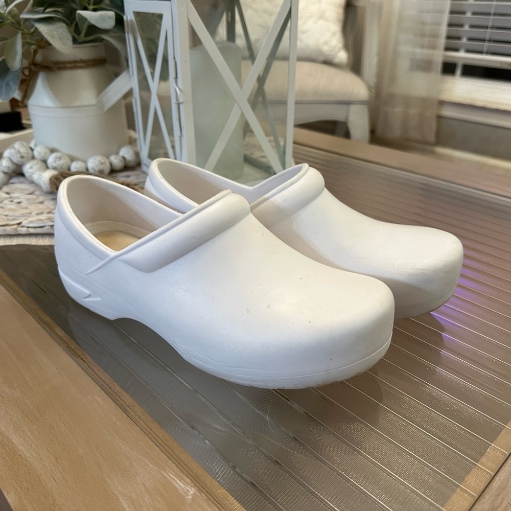 EUC Anywhere Guardian Angel Slip Resistant Clogs!